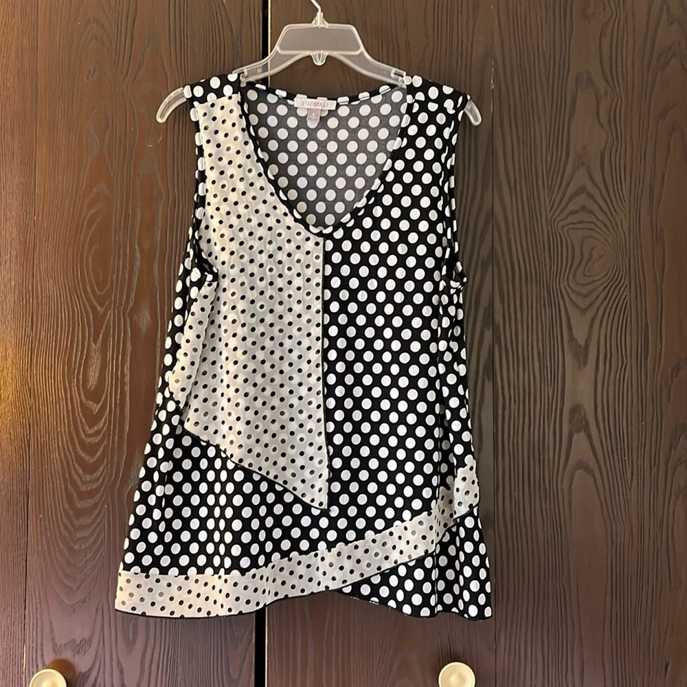 Roz & Ali sleeveless black and white polka dot blouse. Size XL.